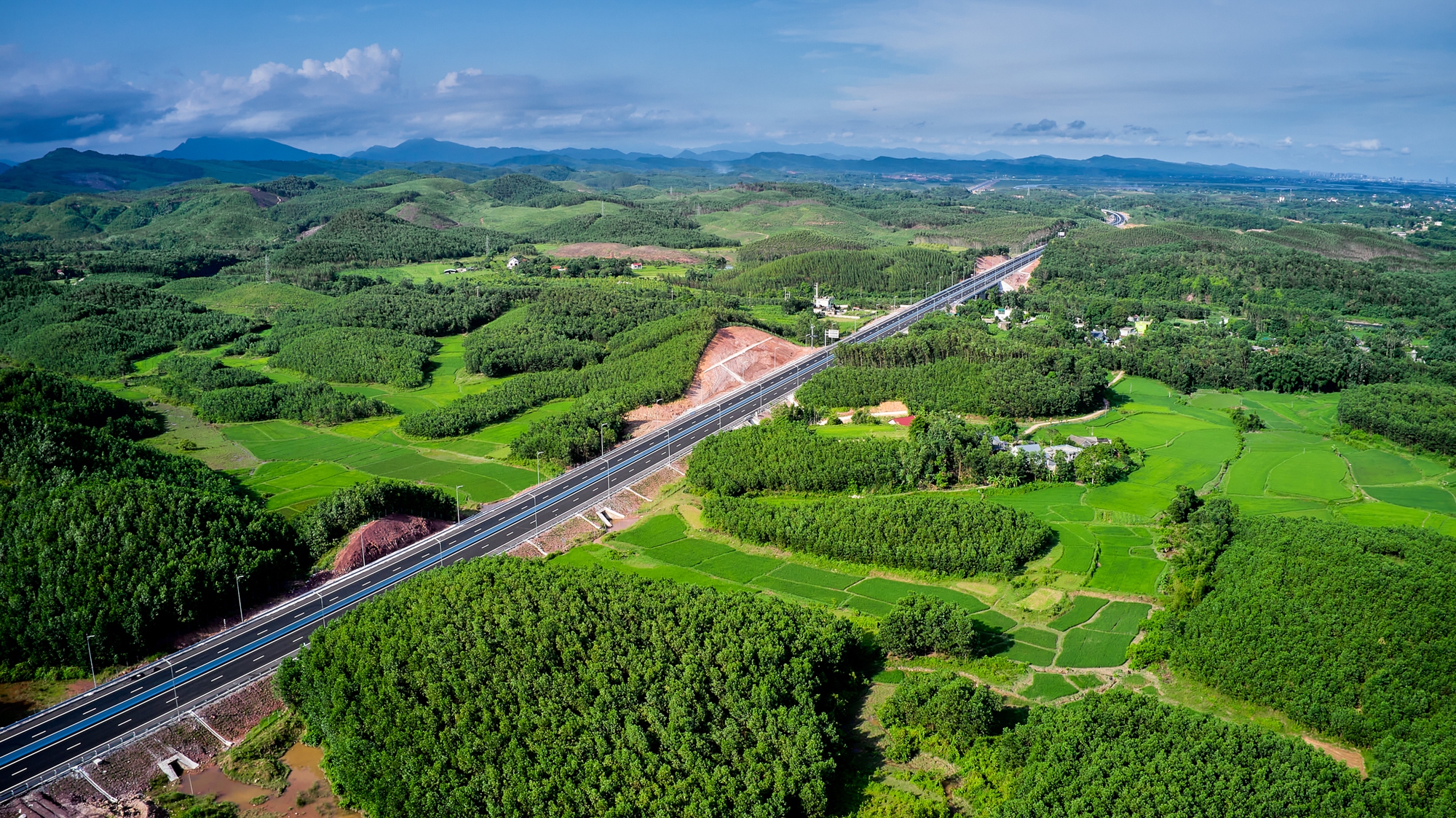 Việt Nam cán mốc 1.822 km cao tốc: Loạt dự án nghìn tỷ về đích sớm, tạo nên kỳ tích năm 2023 - Ảnh 3.