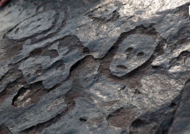 Hạn hán làm phát lộ các tác phẩm chạm khắc cổ trên sông Amazon - Ảnh 1.