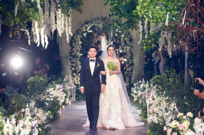 Hoa hậu Đỗ Mỹ Linh và chồng tình tứ trong kỷ niệm 1 năm đám cưới, hiếm hoi công khai làm việc này - Ảnh 3.