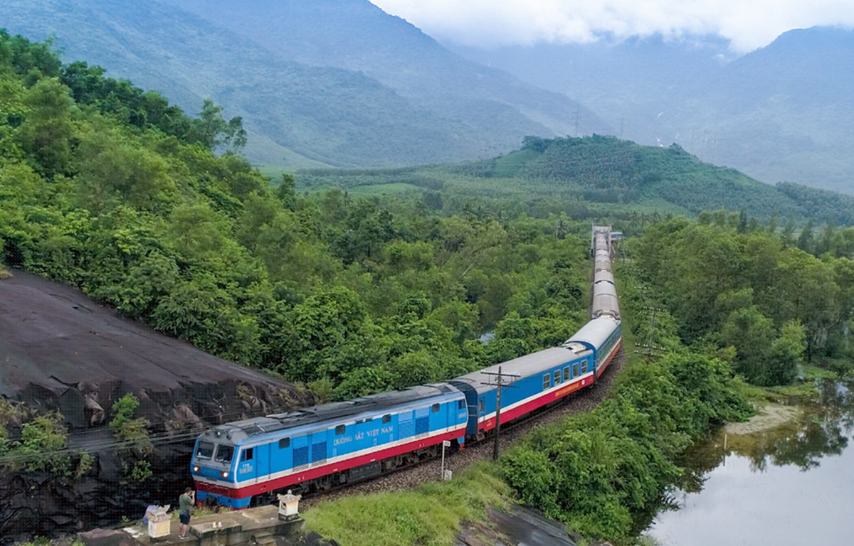 Tuyến đường sắt từ Hà Nội đến Trung Quốc nối lục địa Á – Âu vận tốc 27km/h - nên thay thế tàu tốc độ cao? - Ảnh 2.