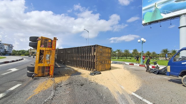 Container chở hàng liên tiếp bị lật khi qua vòng xuyến - Ảnh 2.