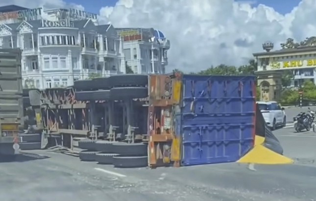 Container chở hàng liên tiếp bị lật khi qua vòng xuyến - Ảnh 1.