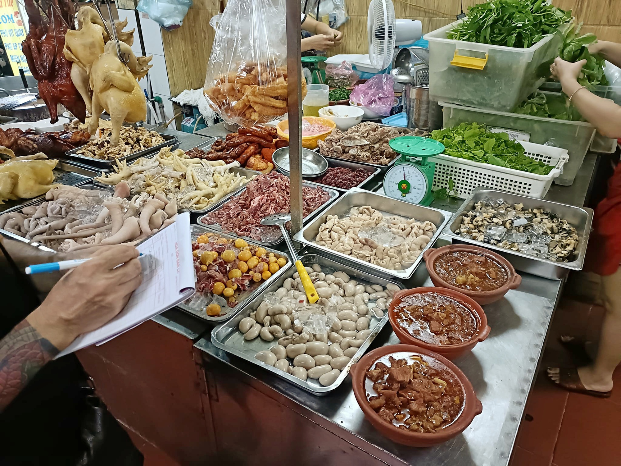 Hàng cơm bình dân ở Lạng Sơn &quot;ngập ngụa&quot; kệ đồ ăn bắt mắt, nổi tiếng với món vịt quay, gà luộc và nhiều món cơm nhà  - Ảnh 1.