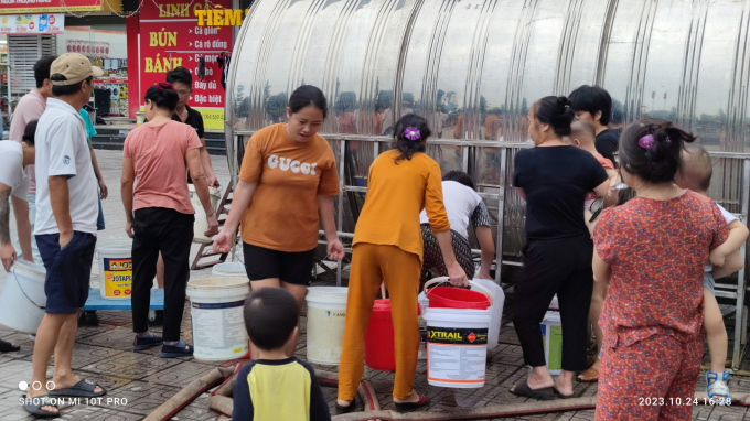 Gian nan cảnh thiếu nước ở khu đô thị Thanh Hà: Ba ngày chưa tắm, ông bà bế cháu nhỏ quằn lưng xách từng xô - Ảnh 13.