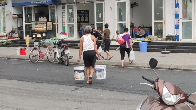 Gian nan cảnh thiếu nước ở khu đô thị Thanh Hà: Ba ngày chưa tắm, ông bà bế cháu nhỏ quằn lưng xách từng xô - Ảnh 12.
