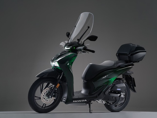 Honda SH Vetro với 'lớp áo' màu xanh thủy tinh trong suốt - Ảnh 1.