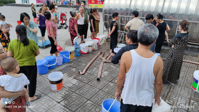 Gian nan cảnh thiếu nước ở khu đô thị Thanh Hà: Ba ngày chưa tắm, ông bà bế cháu nhỏ quằn lưng xách từng xô - Ảnh 8.