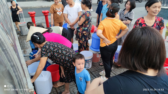 Gian nan cảnh thiếu nước ở khu đô thị Thanh Hà: Ba ngày chưa tắm, ông bà bế cháu nhỏ quằn lưng xách từng xô - Ảnh 7.