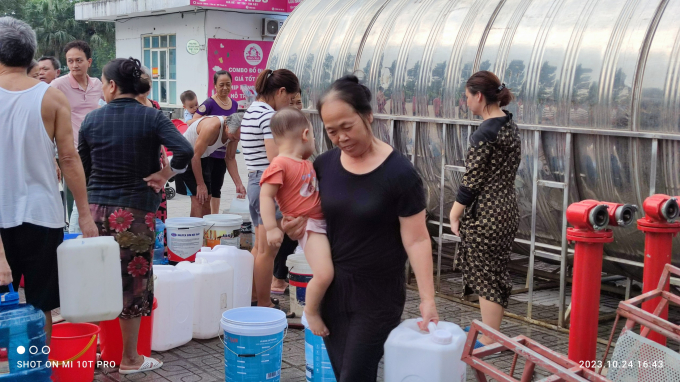 Gian nan cảnh thiếu nước ở khu đô thị Thanh Hà: Ba ngày chưa tắm, ông bà bế cháu nhỏ quằn lưng xách từng xô - Ảnh 9.