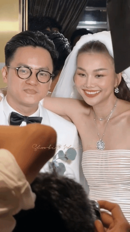 Nhạc trưởng Trần Nhật Minh cười tươi rói khi ở cạnh vợ đẹp, biểu cảm khác hẳn lúc đi làm - Ảnh 2.