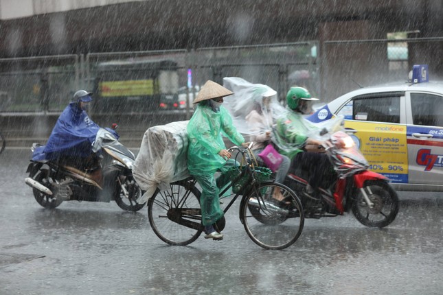 Miền Bắc mưa nhỏ, Miền Trung, Nam Bộ đón mưa lớn - Ảnh 1.