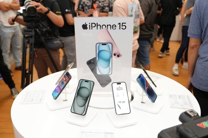 Giá iPhone 15 giảm nhẹ sau một tháng mở bán - Ảnh 2.