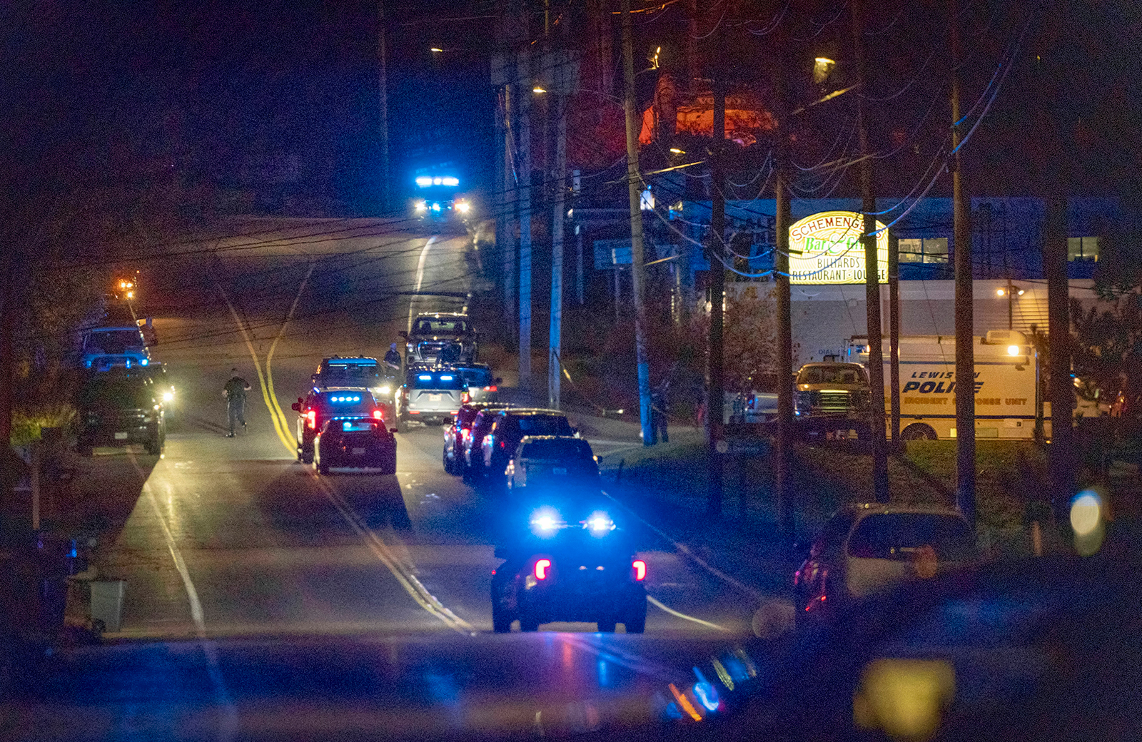 Mỹ: Cảnh hoảng loạn trong thảm kịch xả súng ở Lewiston - Ảnh 4.