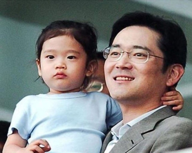 Ái nữ 19 tuổi nhà &quot;Thái tử Samsung&quot; hiếm hoi xuất hiện, lập tức gây sốt với nhan sắc thanh tú chuẩn tiểu thư gia tộc giàu nhất Hàn Quốc - Ảnh 1.