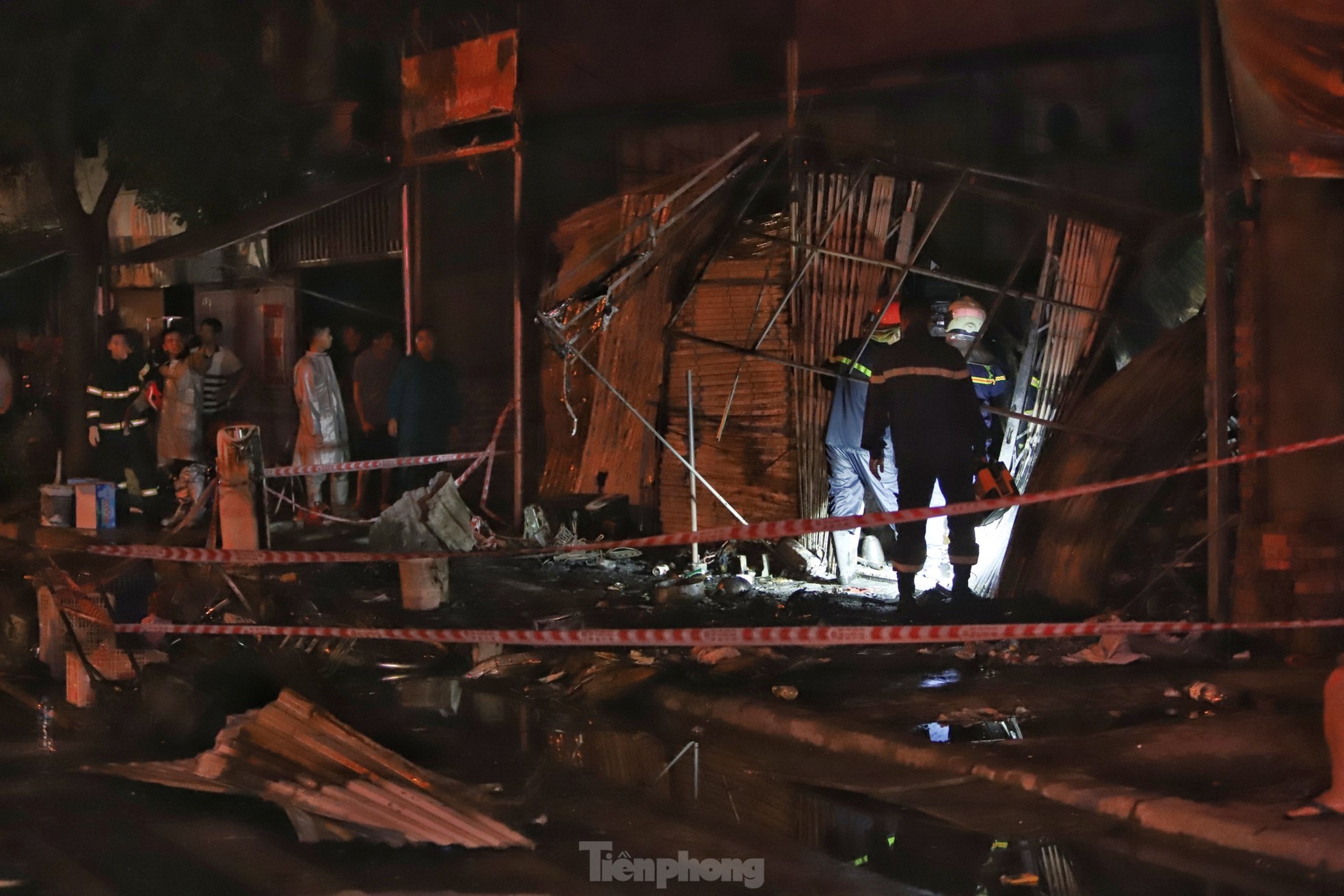 Cận cảnh hiện trường vụ cháy khiến 4 người trong một gia đình thương vong ở Hà Nội - Ảnh 6.