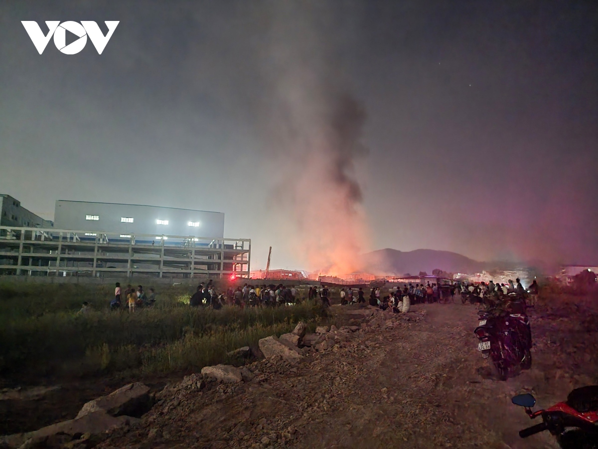 Cháy lớn tại KCN ở Bắc Giang, hàng trăm công nhân hoảng loạn ôm đồ tháo chạy - Ảnh 1.