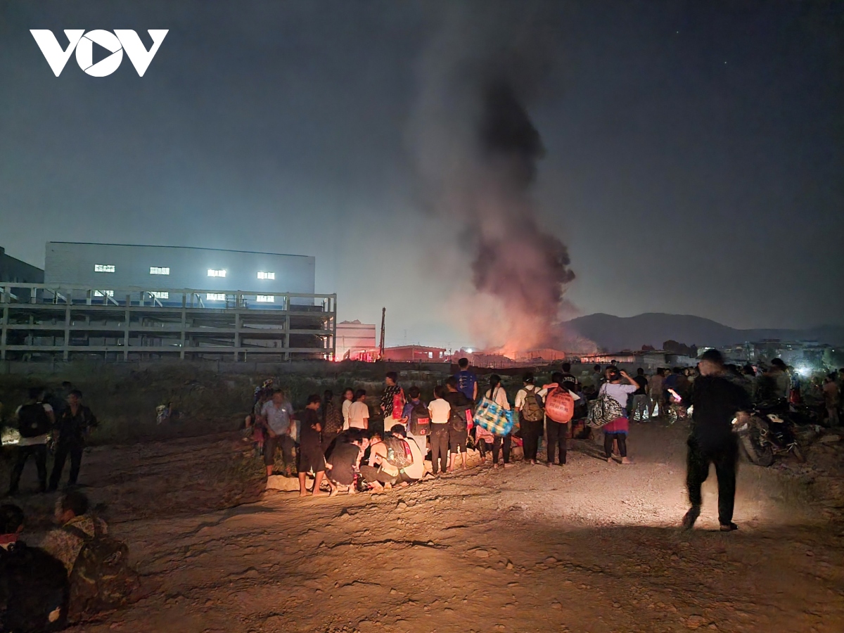 Cháy lớn tại KCN ở Bắc Giang, hàng trăm công nhân hoảng loạn ôm đồ tháo chạy - Ảnh 2.