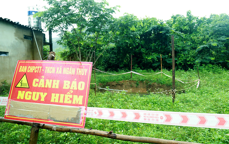 Xuất hiện hố tử thần sâu 12m trong vườn nhà dân ở Quảng Bình - Ảnh 2.