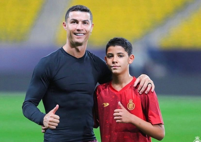 Con trai cả liên tục đòi mua điện thoại, Ronaldo có cách xử trí dứt khoát khiến nhiều người ngưỡng mộ - Ảnh 2.