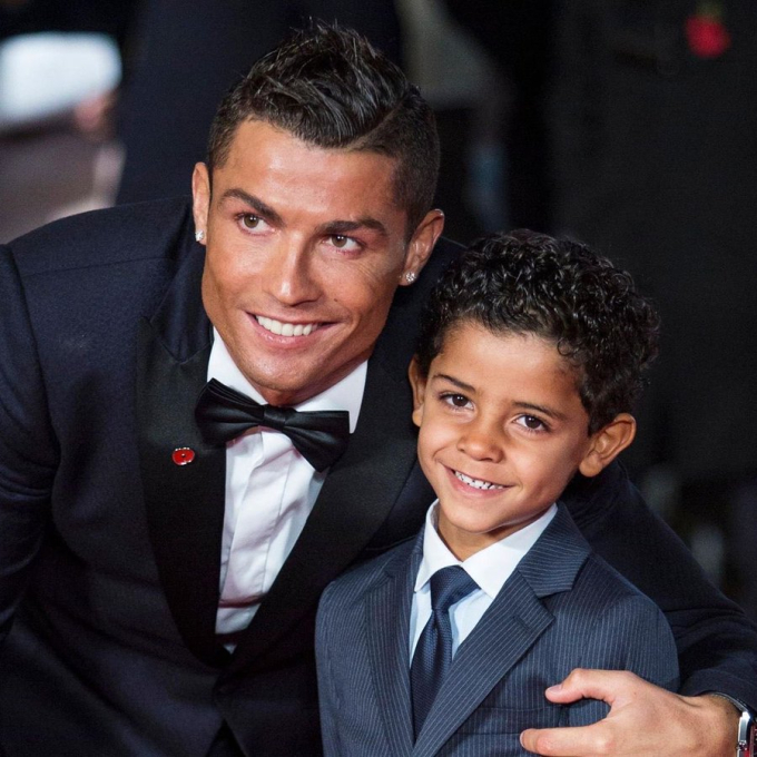 Con trai cả liên tục đòi mua điện thoại, Ronaldo có cách xử trí dứt khoát  khiến nhiều người ngưỡng mộ