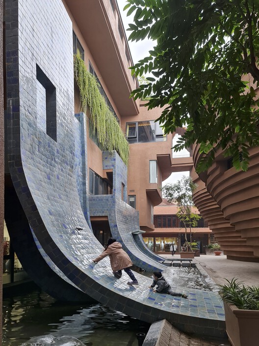 Công trình gốm 150 tỷ đồng ở Hà Nội khiến báo Mỹ trầm trồ: Rộng 3.300m2, hình bàn xoay độc đáo, có cả homestay art tiện nghi để nghỉ ngơi - Ảnh 5.