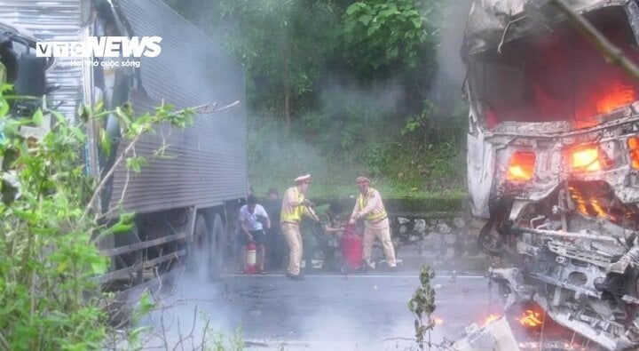 Cận cảnh hai xe tải va chạm, đầu xe bốc cháy ngùn ngụt trên đường Hồ Chí Minh - Ảnh 8.