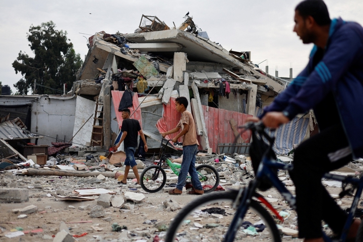 Số người chết tại Gaza tăng lên hơn 7.000, dư luận kêu gọi bảo vệ dân thường - Ảnh 1.