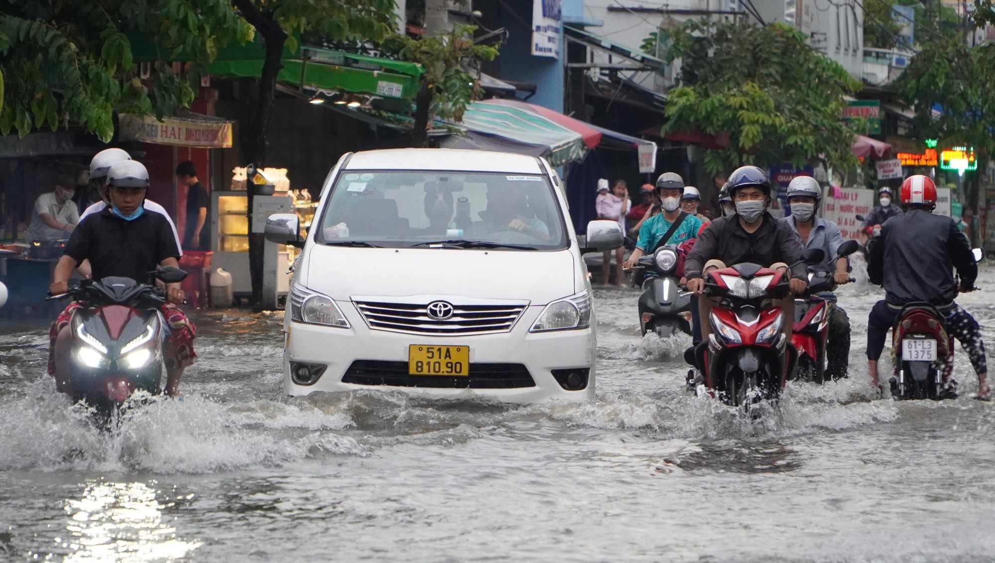 Loạt ảnh người dân TP HCM hì hục dắt xe qua đoạn đường ngập ngày triều cường dâng cao - Ảnh 2.