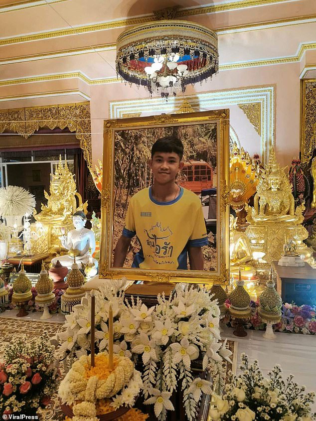 Bi kịch của đội trưởng đội bóng nhí Thái Lan: Được giải cứu nghẹt thở khỏi hang động, qua đời sau 5 năm vì nguyên nhân đau lòng - Ảnh 4.