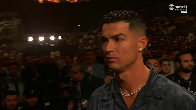 Ronaldo đeo trang sức đắt tiền cùng bạn gái đi dự sự kiện, gương mặt sau đó biến sắc vì một lý do - Ảnh 3.