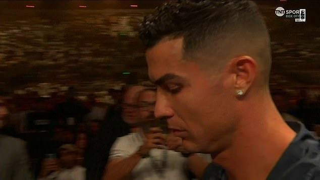 Ronaldo đeo trang sức đắt tiền cùng bạn gái đi dự sự kiện, gương mặt sau đó biến sắc vì một lý do - Ảnh 4.