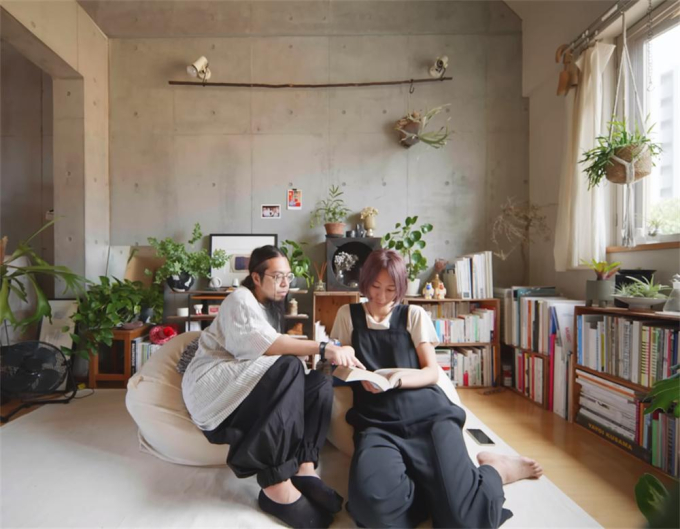 Vợ chồng Nhật Bản rút hết tiền tiết kiệm mua căn nhà thô rộng 58m2 để trồng cây, nội thất cũng tối giản hết mức - Ảnh 1.