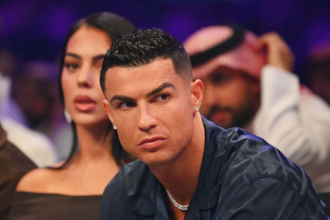 Ronaldo đeo trang sức đắt tiền cùng bạn gái đi dự sự kiện, gương mặt sau đó biến sắc vì một lý do - Ảnh 2.