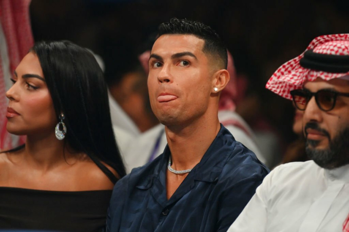 Ronaldo đeo trang sức đắt tiền cùng bạn gái đi dự sự kiện, gương mặt sau đó biến sắc vì một lý do - Ảnh 1.