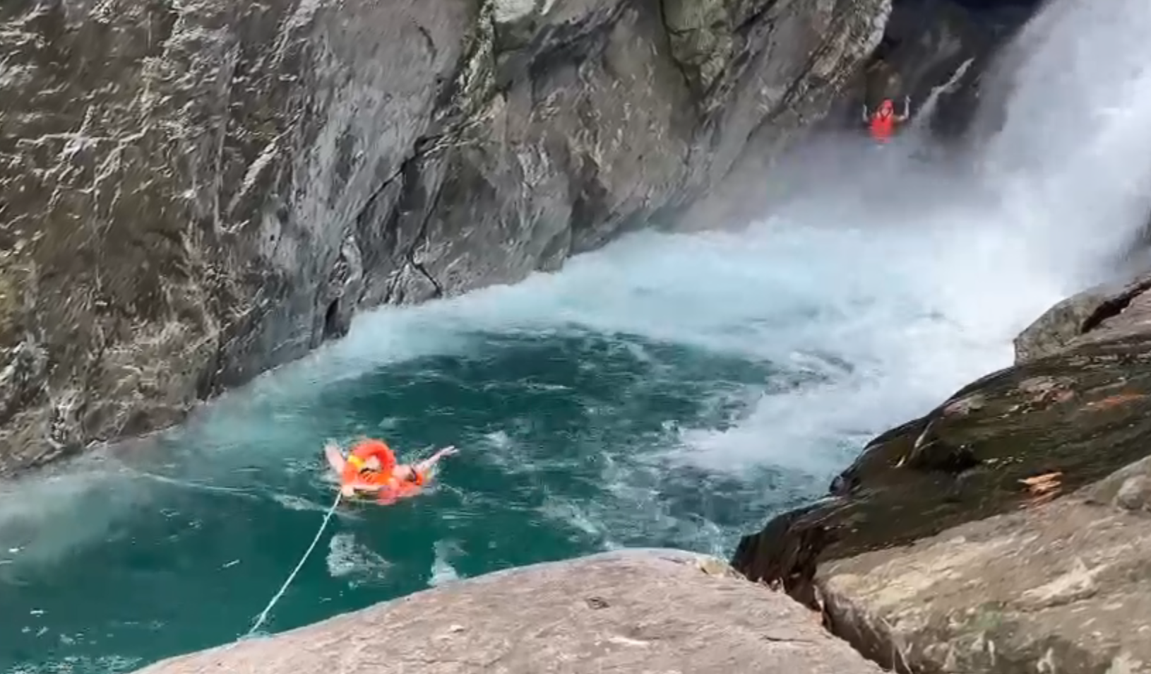 CLIP: Cảnh sát đu dây cứu nam du khách Nga mắc kẹt dưới thác dữ - Ảnh 4.