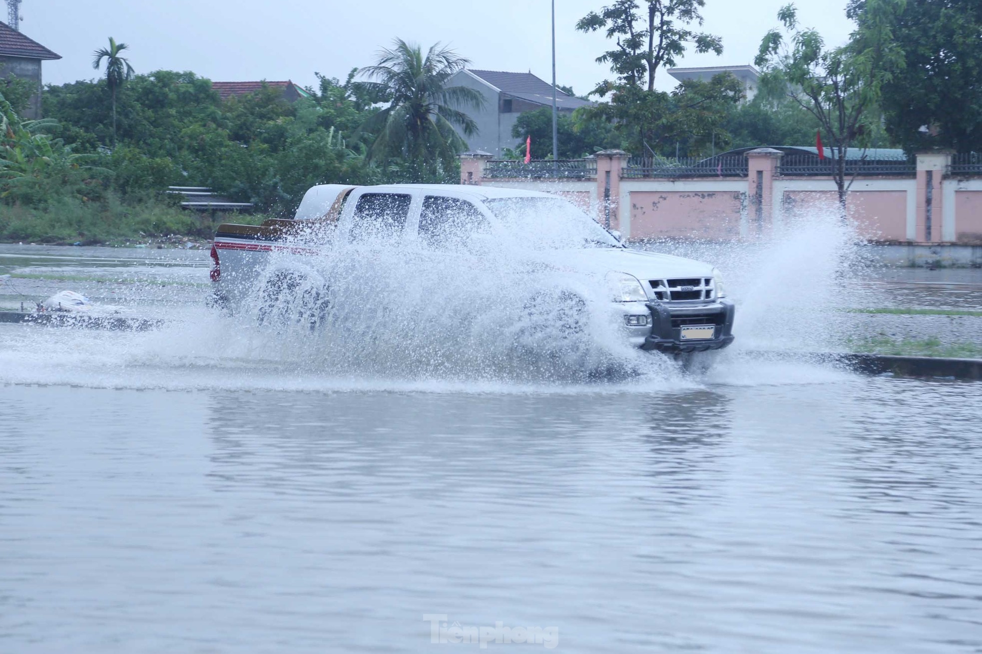 Mưa trắng trời 'nhấn chìm' nhiều tuyến đường ở TP Vinh - Ảnh 7.