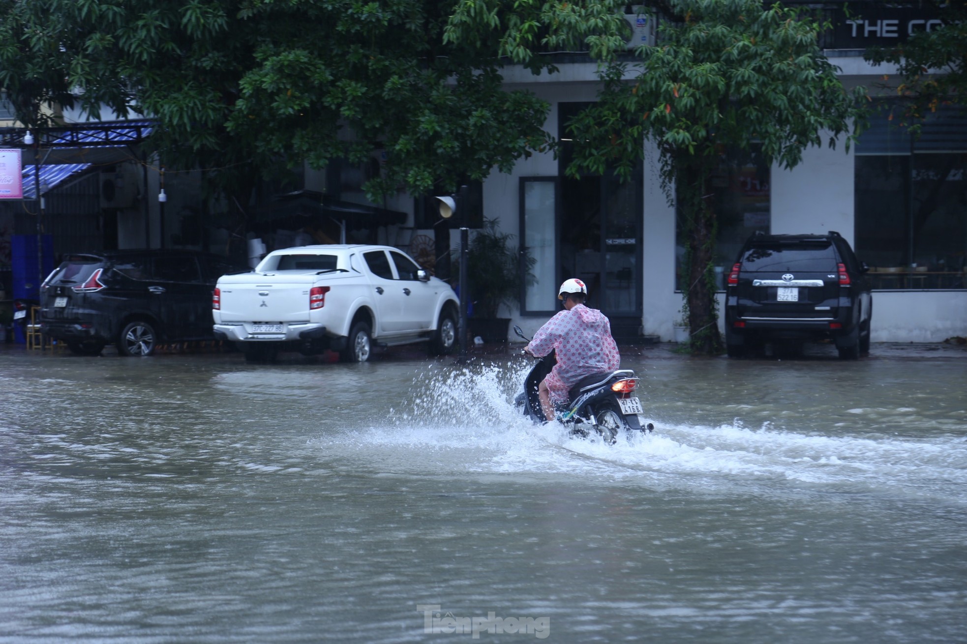 Mưa trắng trời 'nhấn chìm' nhiều tuyến đường ở TP Vinh - Ảnh 8.