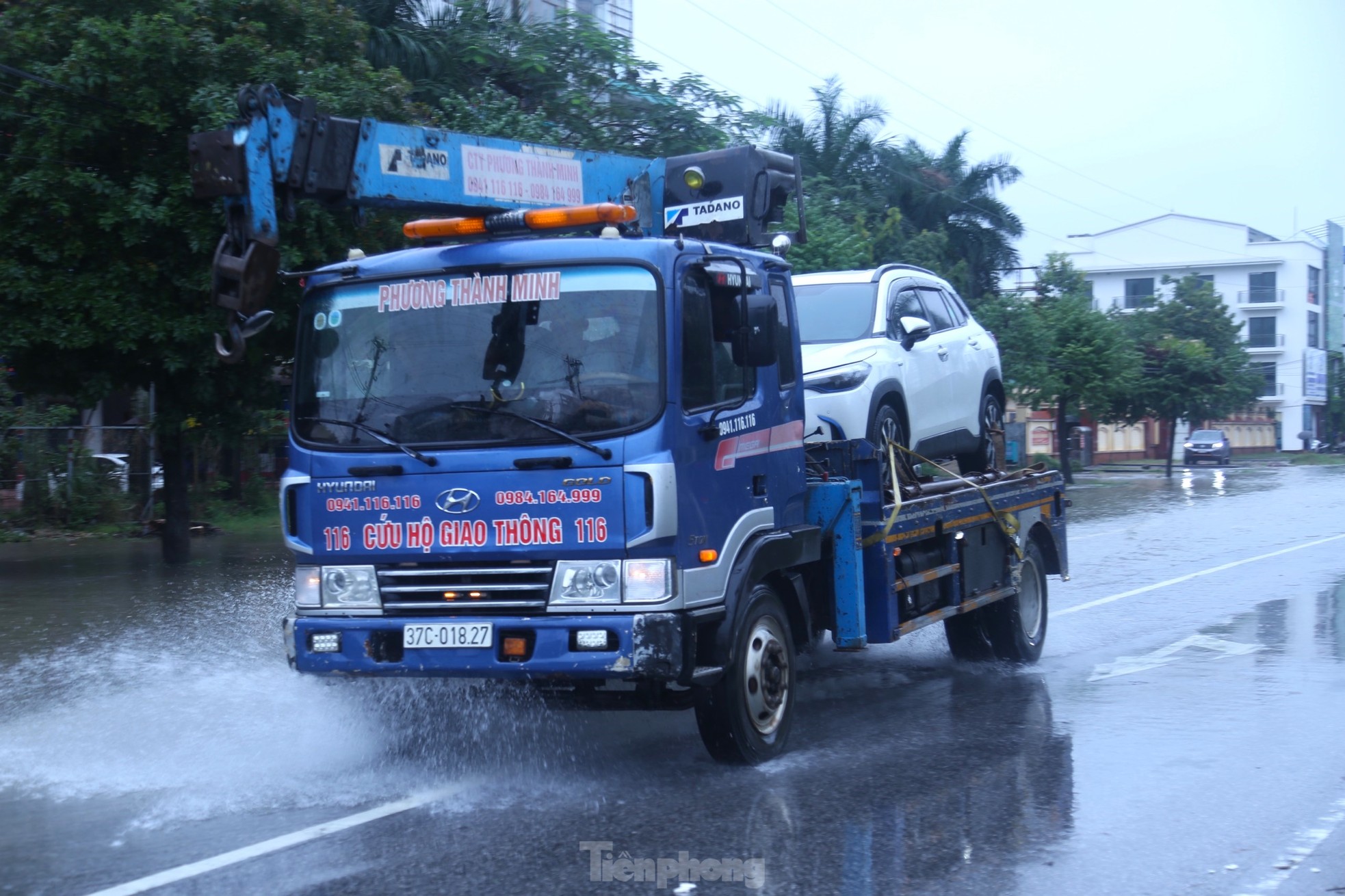 Mưa trắng trời 'nhấn chìm' nhiều tuyến đường ở TP Vinh - Ảnh 10.