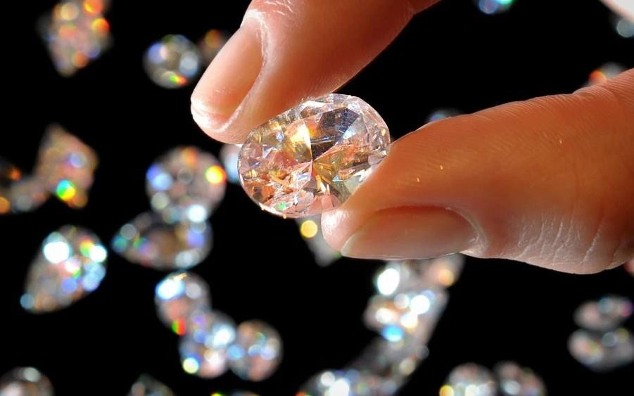 Kim cương - Từ "cù lừa marketing thế kỷ" đến hiện thực tàn khốc: Giá rớt 40%, khách hàng "chọn kim cương nhân tạo cho rẻ" hoặc "mua vàng cho chắc ăn" - Ảnh 1.