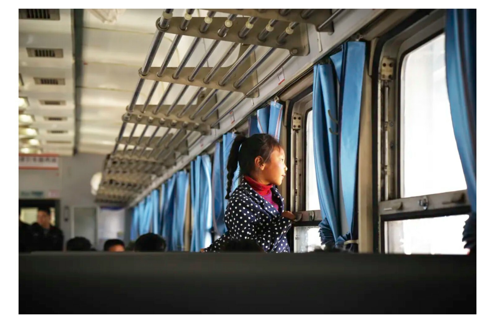 Muôn ngàn sắc thái trên chuyến tàu &quot;chạy chậm nhất&quot; Trung Quốc: Có đoàn rước dâu, bầy gia súc và... hy vọng của lũ trẻ - Ảnh 15.