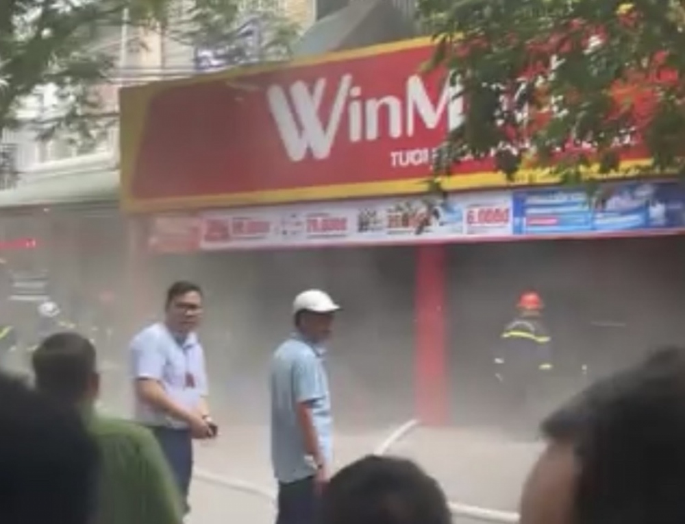 Cháy siêu thị WinMart  tại Cầu Giấy, Hà Nội - Ảnh 1.