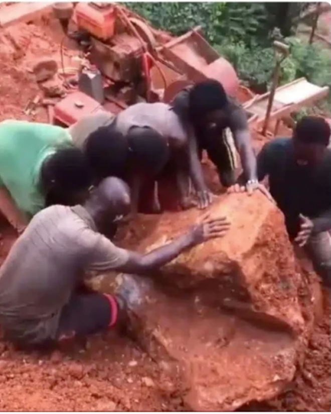 Nhóm thợ đào được 'tảng đá' khổng lồ nghi là kho báu trị giá hàng triệu đô - Ảnh 1.