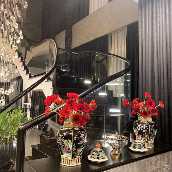 Bên trong căn penthouse cao cấp của Hoàng Thùy Linh: Gia chủ flex thú chơi hoa, cành quả siêu nghệ - Ảnh 7.