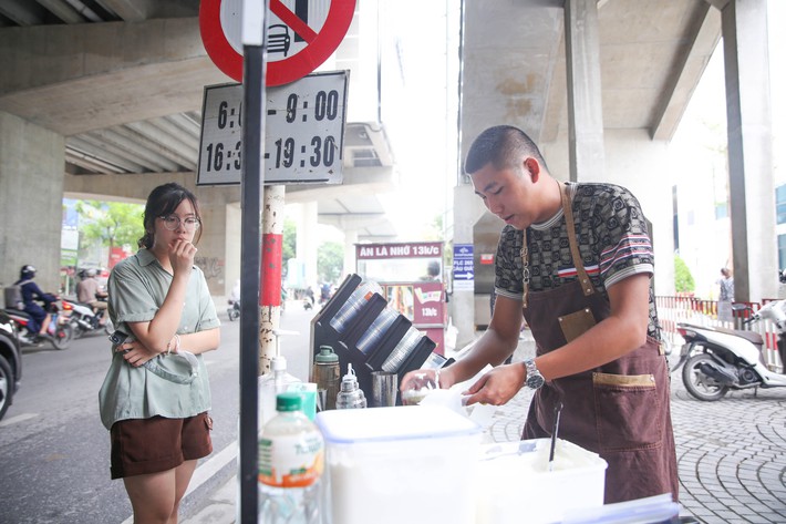 Trào lưu bán cafe dạo ở Hà Nội - Ảnh 4.