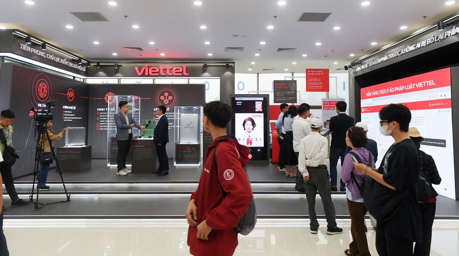 Toàn cảnh gian hàng siêu ‘hot’ tại VIIE 2023 với CHIP 5G DFE đầu tiên của Việt Nam và trợ lý ảo AI - Ảnh 11.