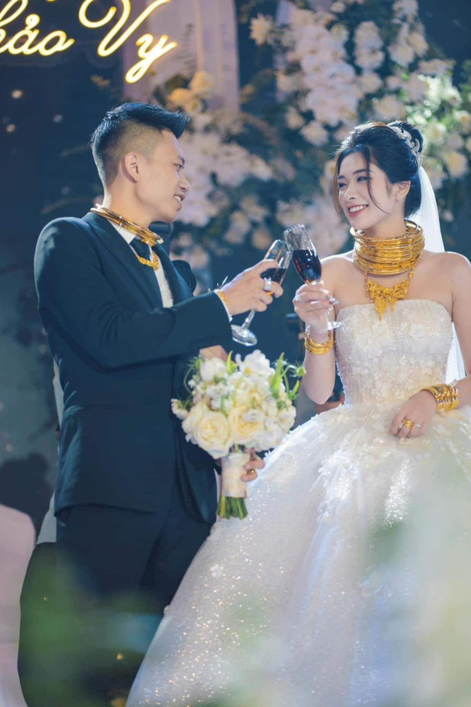 Cô dâu Thanh Hóa đeo vàng trĩu cổ, đám cưới dùng 2 tấn hoa tươi có chi phí ngang giá chiếc xe hơi - Ảnh 6.