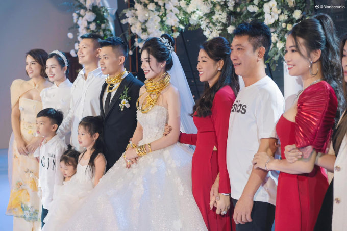 Cô dâu Thanh Hóa đeo vàng trĩu cổ, đám cưới dùng 2 tấn hoa tươi có chi phí ngang giá chiếc xe hơi - Ảnh 5.