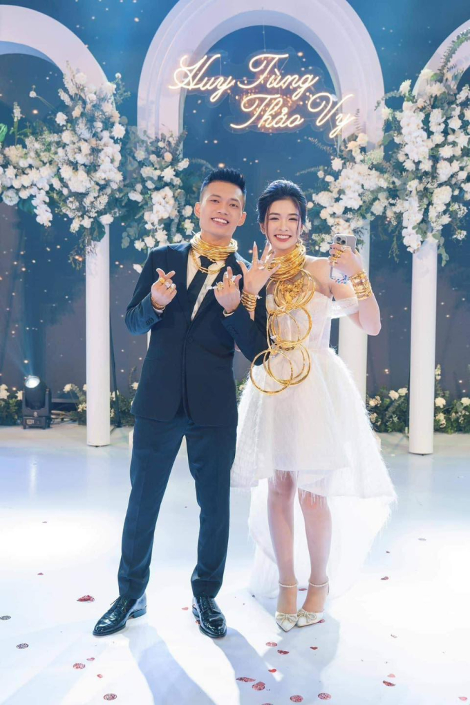 Cô dâu Thanh Hóa đeo vàng trĩu cổ, đám cưới dùng 2 tấn hoa tươi có chi phí ngang giá chiếc xe hơi - Ảnh 3.