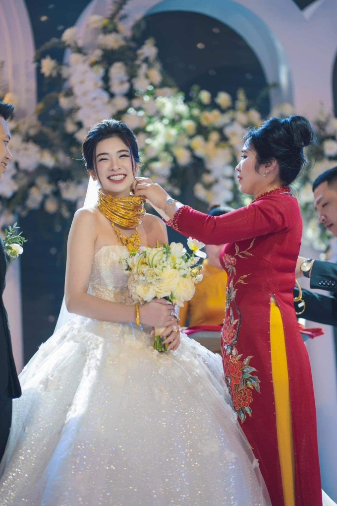 Cô dâu Thanh Hóa đeo vàng trĩu cổ, đám cưới dùng 2 tấn hoa tươi có chi phí ngang giá chiếc xe hơi - Ảnh 2.