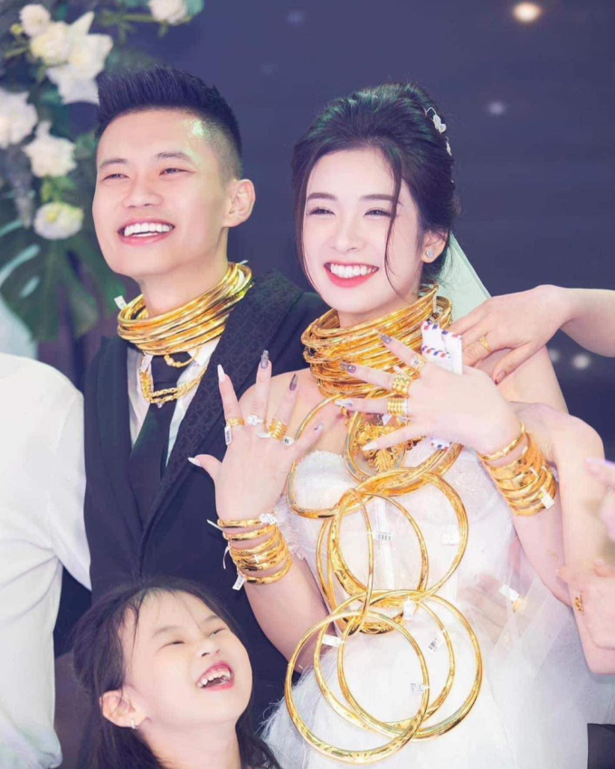 Cô dâu Thanh Hóa đeo vàng trĩu cổ, đám cưới dùng 2 tấn hoa tươi có chi phí ngang giá chiếc xe hơi - Ảnh 1.